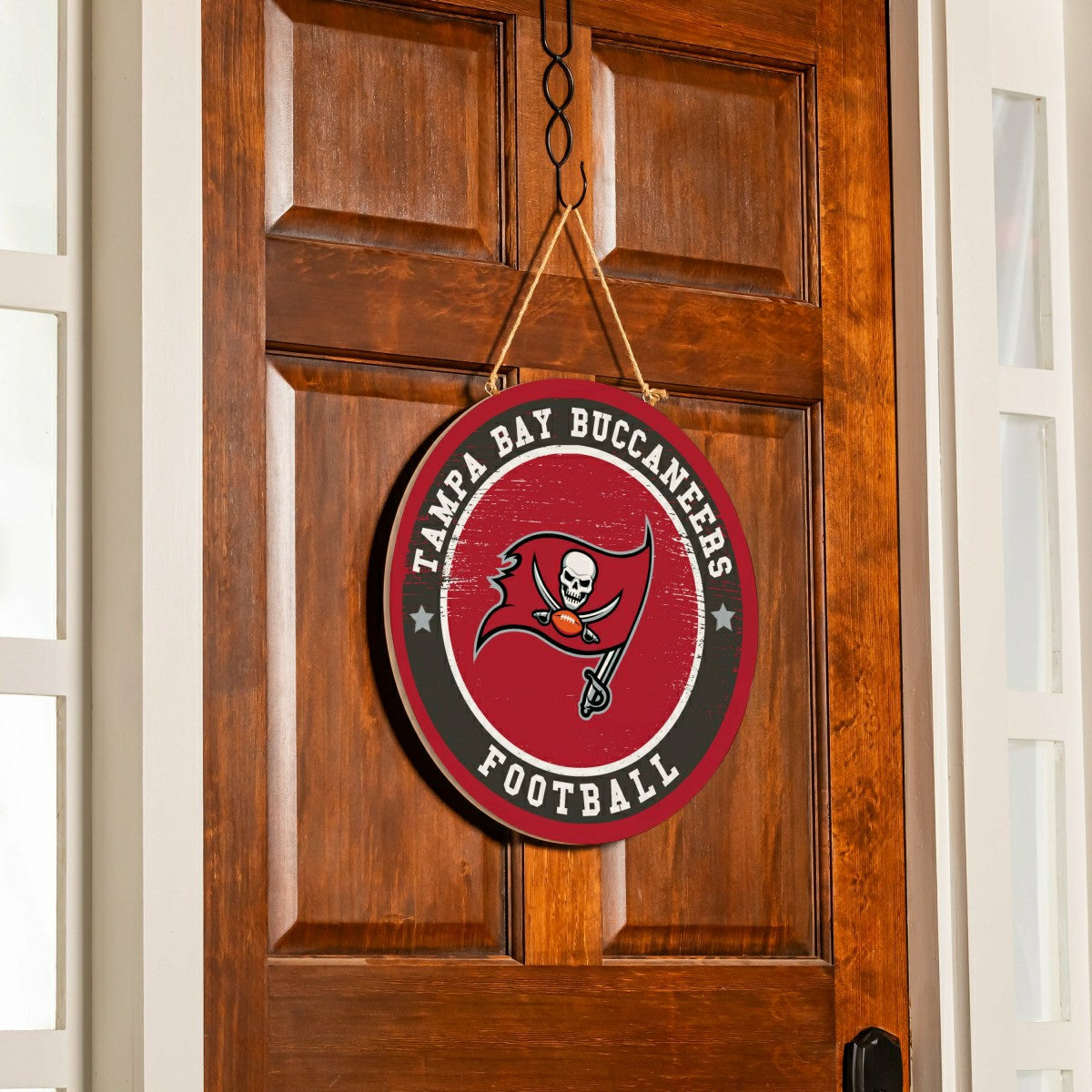 Tampa Bay Buccaneers Round Door Décor with Hanging Rope, 18x18