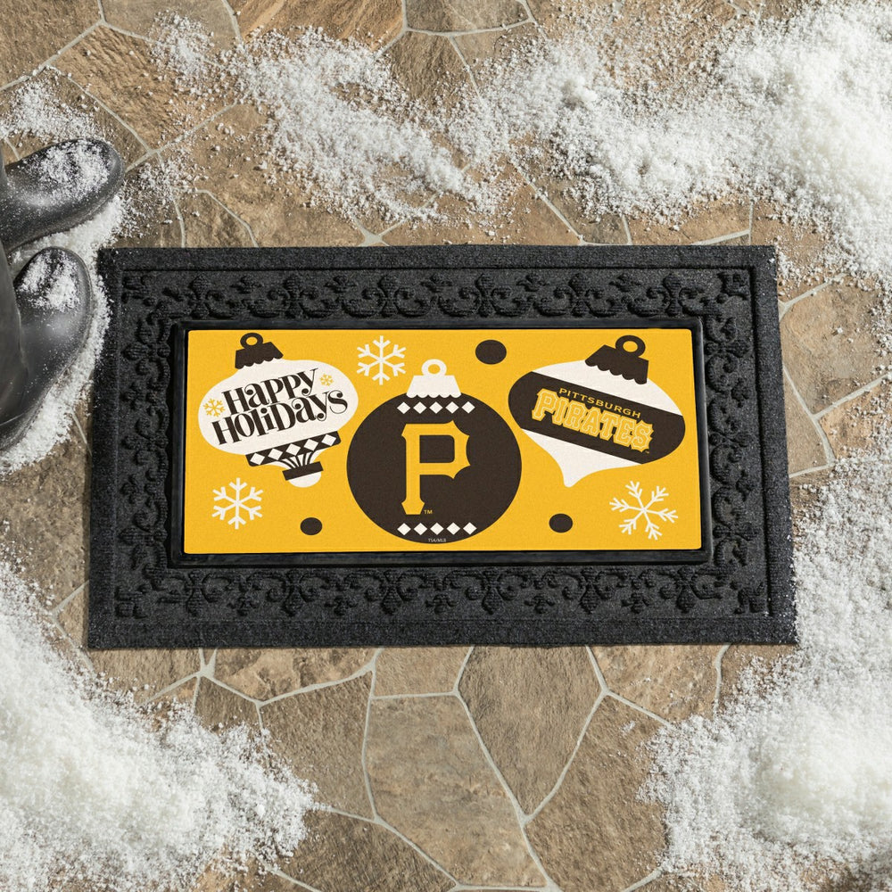 Pittsburgh Pirates Holiday Flocked Coir Sassafras Switch Mat, 22"x10"