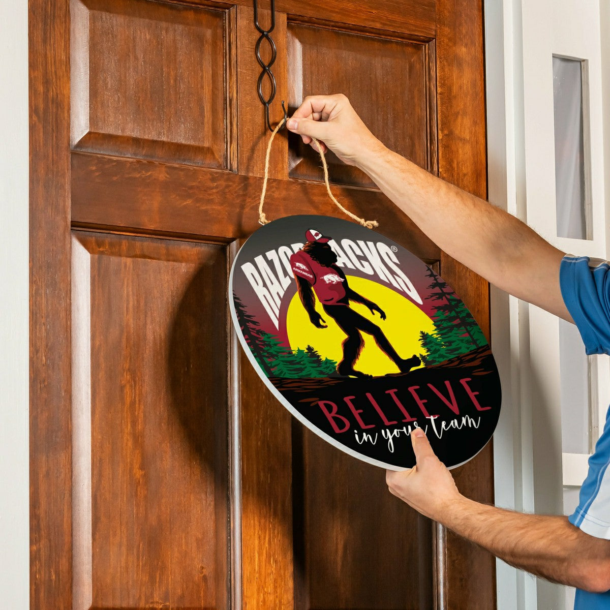 University of Arkansas Bigfoot Round Door Décor with Hanging Rope, 18x