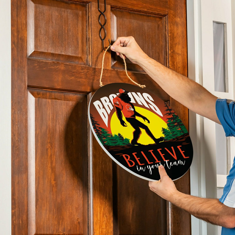 Cleveland Browns Bigfoot Round Door Décor with Hanging Rope, 18x18