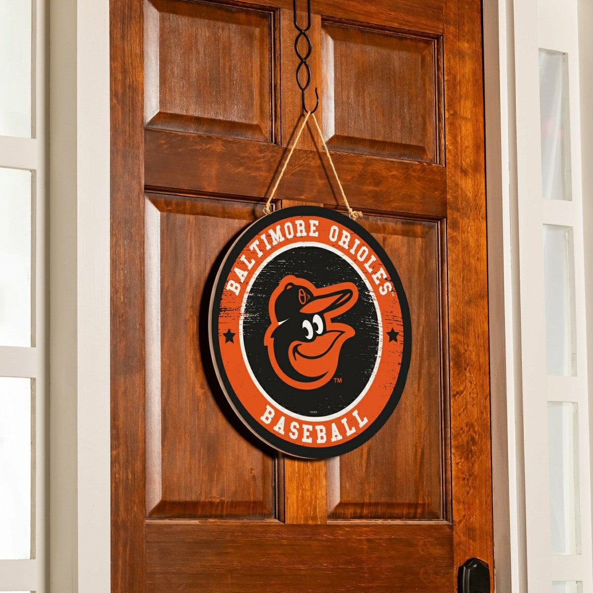 Baltimore Orioles Round Door Décor with Hanging Rope, 18x18