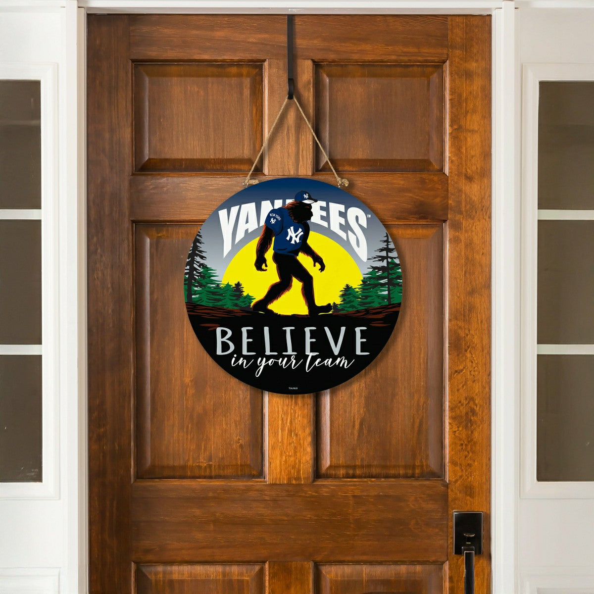 New York Yankees Bigfoot Round Door Décor with Hanging Rope, 18x18