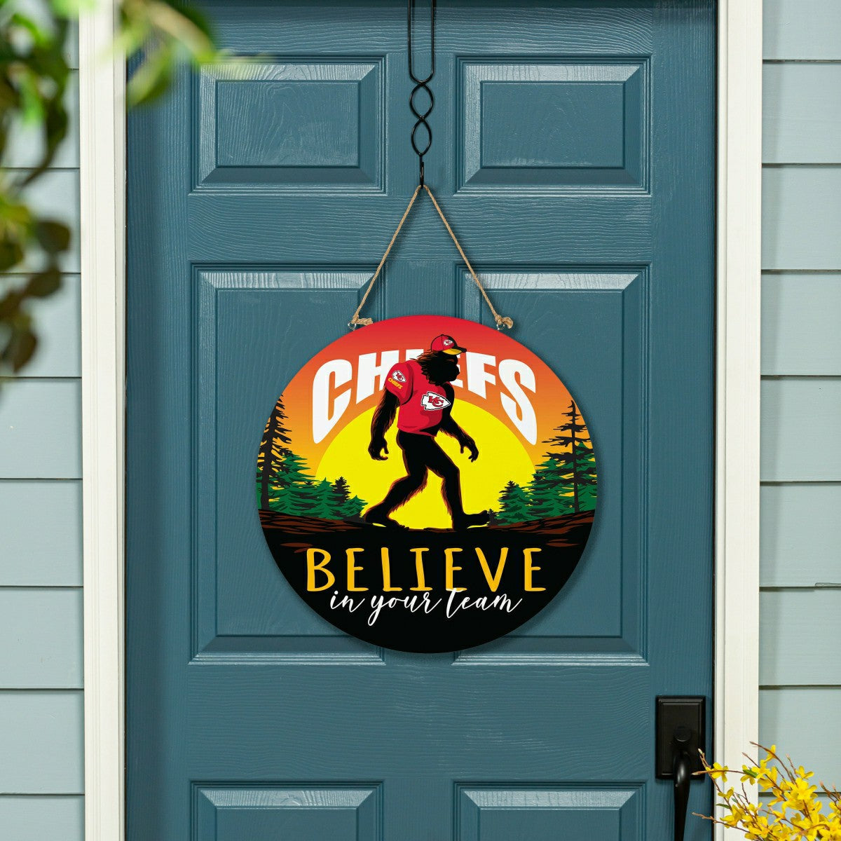 Kansas City Chiefs Bigfoot Round Door Décor with Hanging Rope, 18x18
